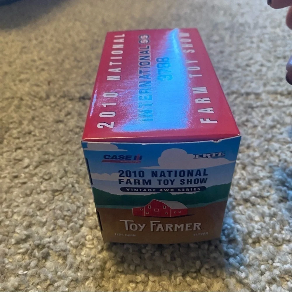 2010 National Farm Toy Show VINTAGE 4WD SERIES INTERNATIONAL 3788 Tractor Red